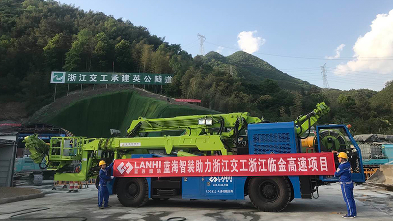 藍(lán)海智裝多功能拱架臺(tái)車